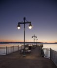 Tranquillo molo al tramonto sull'acqua — Foto stock