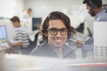 Retrato sorridente, empresário confiante com óculos — Fotografia de Stock