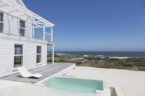 Lujosa casa moderna con piscina - foto de stock