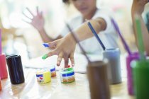 Schüler-Fingermalerei im Unterricht — Stockfoto