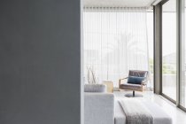 Cadeira no canto da sala de estar moderna — Fotografia de Stock