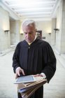 Судья использует цифровые планшеты в здании суда — стоковое фото
