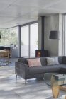 Moderno, casa de lujo escaparate sala de estar con chimenea de leña - foto de stock