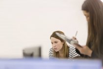 Femmes d'affaires avec presse-papiers travaillant à l'ordinateur — Photo de stock