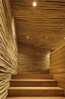 Escadaria de madeira com iluminação dentro de casa — Fotografia de Stock