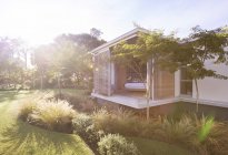 Солнечный двор и современный дом — стоковое фото