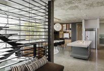Intérieur de luxe de maison moderne, salle à manger et cuisine — Photo de stock