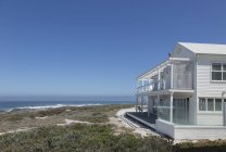 Роскошный современный дом против моря — стоковое фото