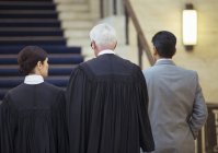 Судьи и адвокат вместе ходят по зданию суда — стоковое фото