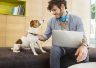 Mann streichelt Hund im Büro — Stockfoto