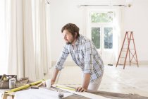 Mann übersieht Bautisch im Wohnraum — Stockfoto