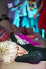 Женщина спит на диване на вечеринке — стоковое фото