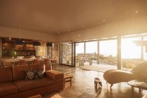 Солнечный дом витрины интерьера гостиной — стоковое фото