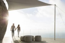 Paar hält Händchen auf modernem Balkon — Stockfoto