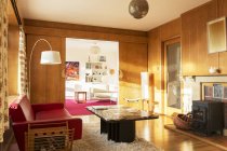 Sala de estar painéis de madeira ensolarada — Fotografia de Stock
