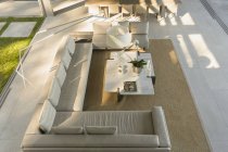 Высокий вид секционный диван в современной, роскошный дом витрина интерьера гостиной — стоковое фото