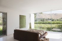 Camera da letto in casa moderna con vista sul paesaggio rurale — Foto stock