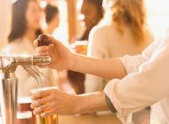 Обрізане зображення бармена, що поливає пиво в пивному крані в барі — стокове фото