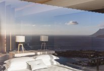 Camera da letto moderna con vista sull'oceano — Foto stock