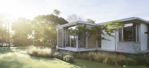 Солнечный двор и современный дом — стоковое фото