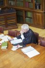 Juiz fazendo pesquisa no tribunal — Fotografia de Stock