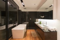 Baignoire et lavabos dans la salle de bain moderne — Photo de stock