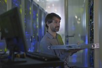 Технік серверної кімнати знімає стійку з панелі шафи — стокове фото