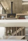 Holzofen-Kamin auf Balkon im modernen, luxuriösen Wohnvitrineninterieur — Stockfoto