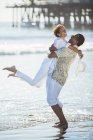 Casal abraço na praia — Fotografia de Stock