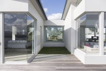 Солнечная современная витрина роскошного дома — стоковое фото