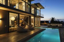 Casa di lusso con piscina illuminata di notte — Foto stock