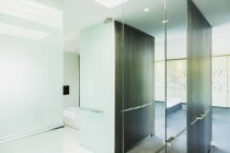 Murs en verre dans la maison moderne à l'intérieur — Photo de stock