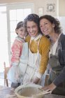 Tre generazioni di donne che cucinano insieme — Foto stock