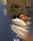 Patient masculin dormant dans un lit d'hôpital — Photo de stock