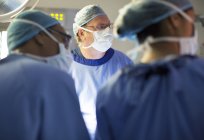 Doctors performing surgery in operating theater — Stock Photo