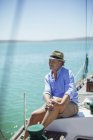 Älterer Mann sitzt auf Boot im Freien — Stockfoto