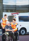 Les ambulanciers accueillent le patient en fauteuil roulant — Photo de stock