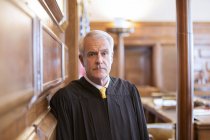Суддя стоїть в залі суду — стокове фото