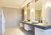 Современная ванная комната с большим зеркалом — стоковое фото