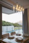 Salle à manger de luxe avec vue sur balcon et piscine — Photo de stock