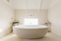 Round modern white luxury soaking bathtub — Stock Photo