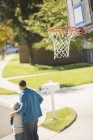Батько і син обіймаються біля баскетбольного кільця — стокове фото