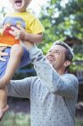 Father playing with son outdoors — Stock Photo