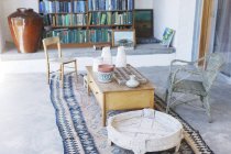 Tavolino e sedie in studio rustico — Foto stock