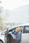 Старший чоловік перевіряє карту в машині — стокове фото