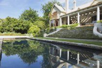 Pool gegen luxuriöses modernes Haus — Stockfoto