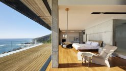 Terraço na casa moderna de luxo contra o mar — Fotografia de Stock