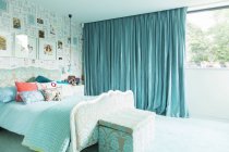 Blaues Schlafzimmer tagsüber drinnen — Stockfoto