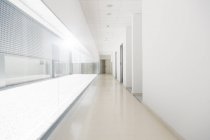 Lungo corridoio vuoto con pareti bianche — Foto stock