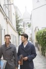 Бизнесмены, гуляющие по улице возле Сакре-Кер-Феликс, Париж, Франция — стоковое фото